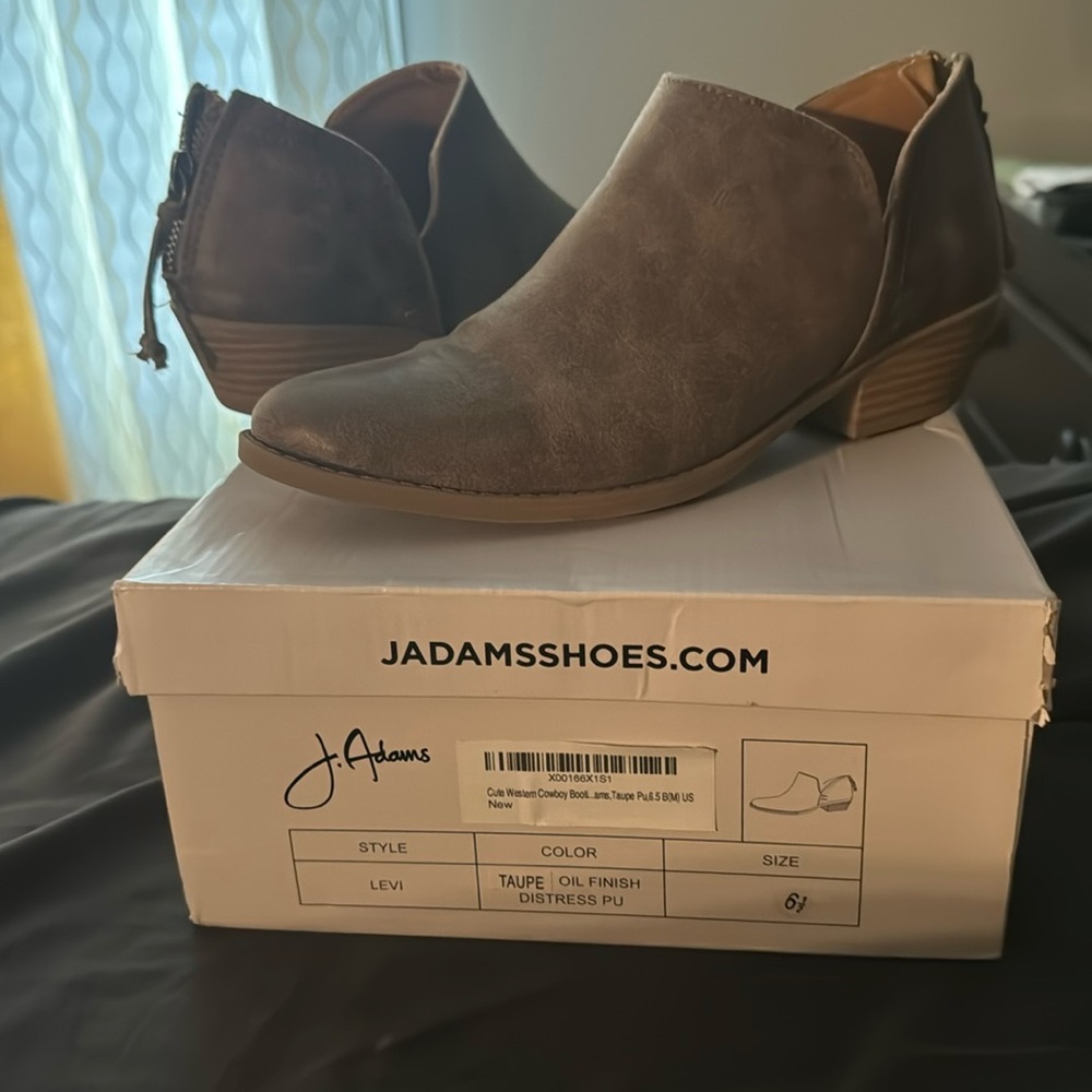J Adams  Levi Ankle Boot Taupe 6 1/2